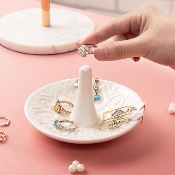 White deals ring holder